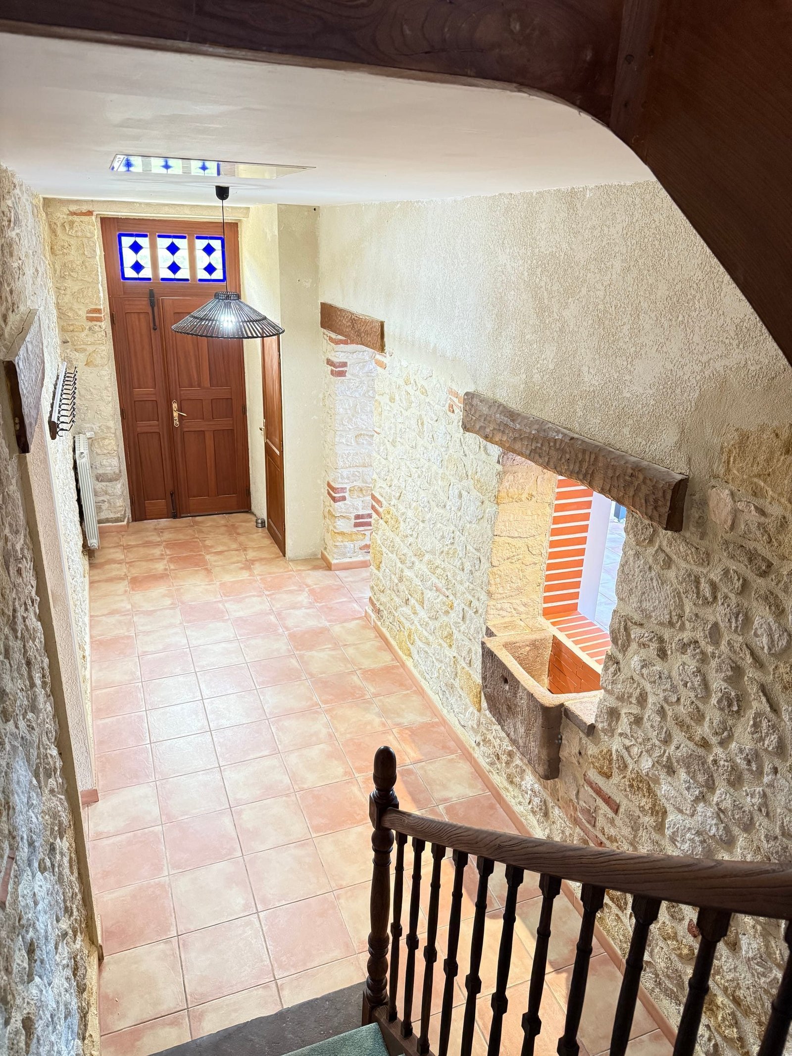 L'entrée du Grand Gîte, ses murs de pierre et son escalier