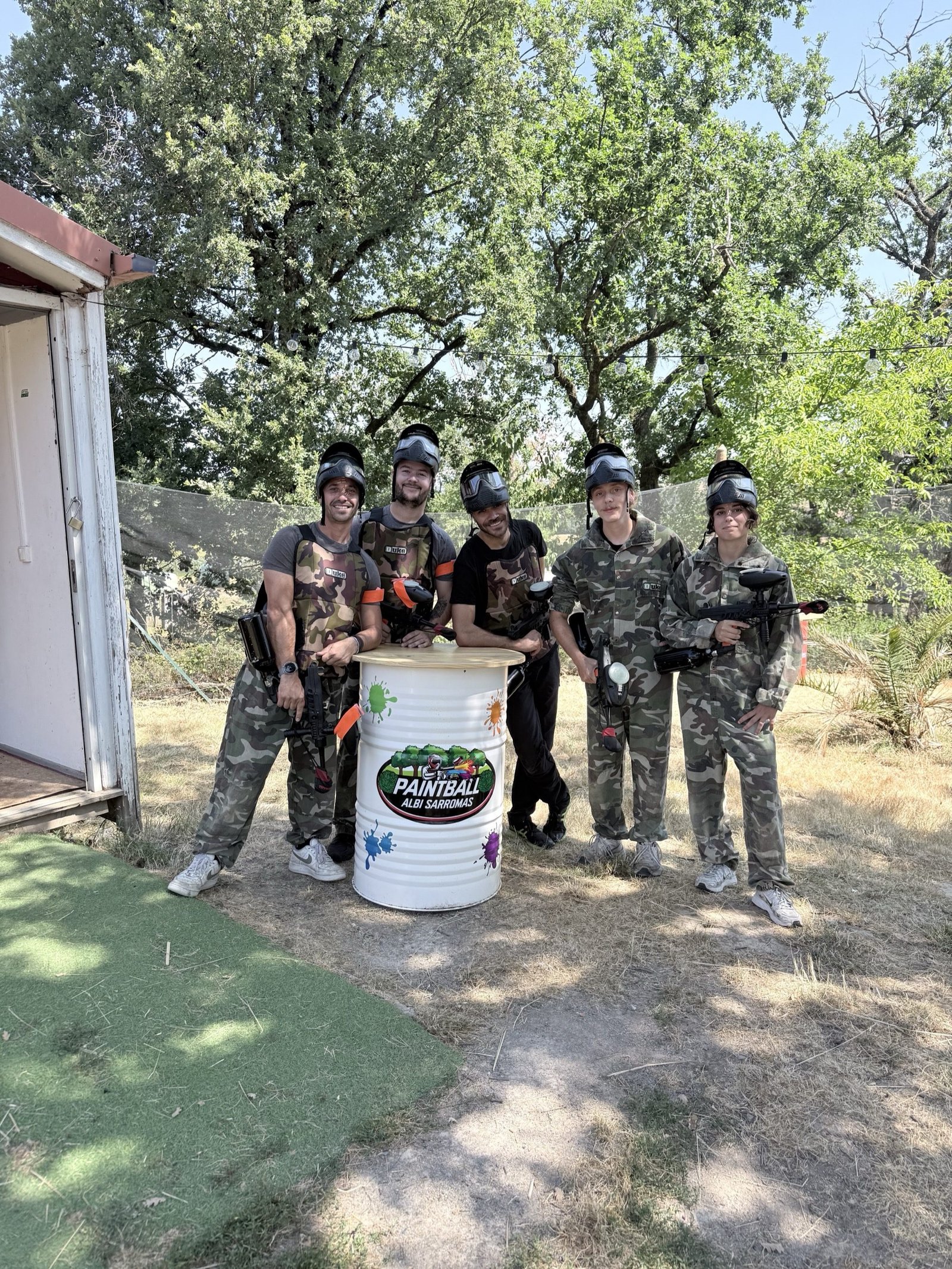 Un groupe de joueurs équipés sur le terrain de paintball du domaine