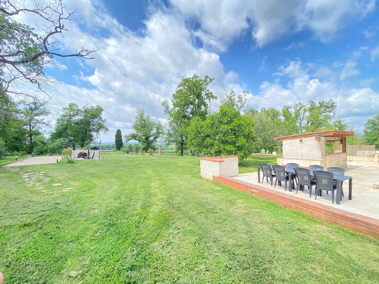 La pelouse et la terrasse du parc