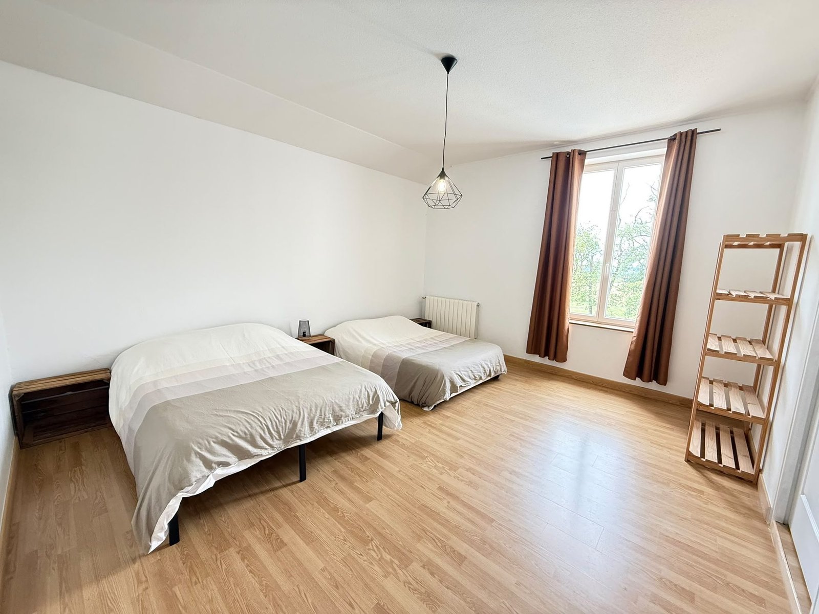 Chambre lumineuse du Petit Gîte, ouverte sur la verdure