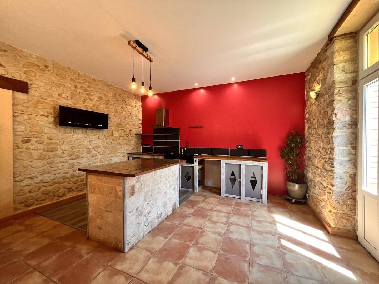La cuisine du Petit Gîte, murs de pierre et comptoir