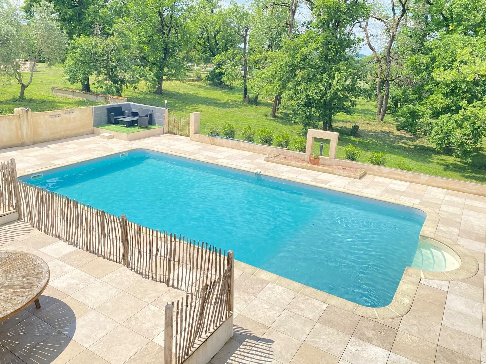 La piscine entourée du parc