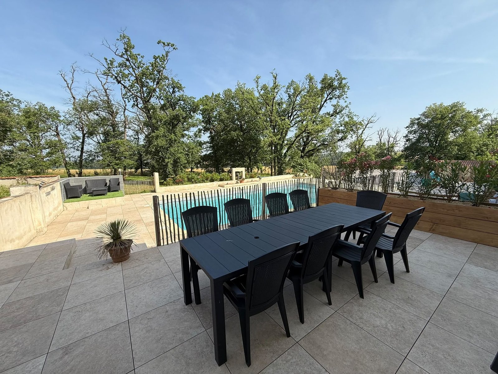 La table de la terrasse au bord de la piscine
