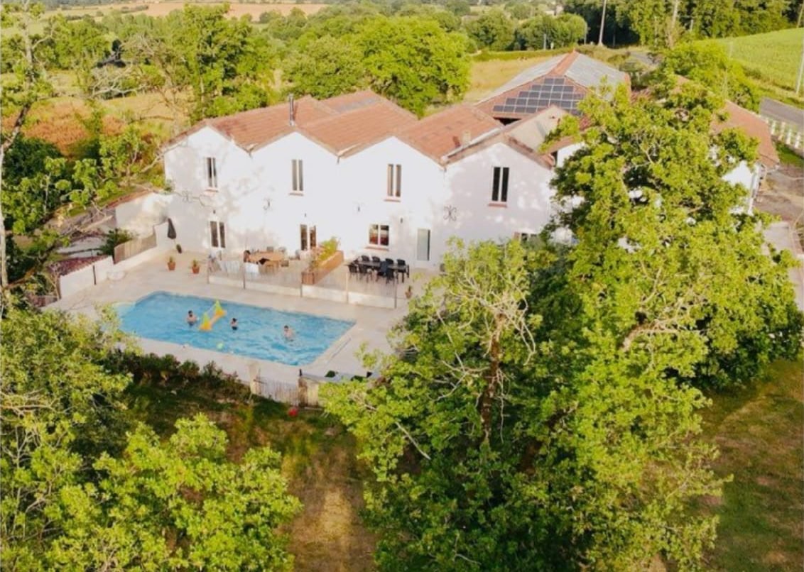 Vue aérienne du domaine, de sa piscine et de son parc
